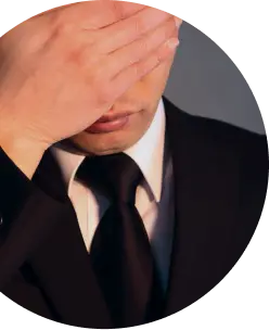 泣いている男性