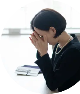 頭を抱える女性